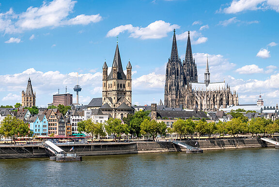 Rheinufer mit Kölner Dom in Köln